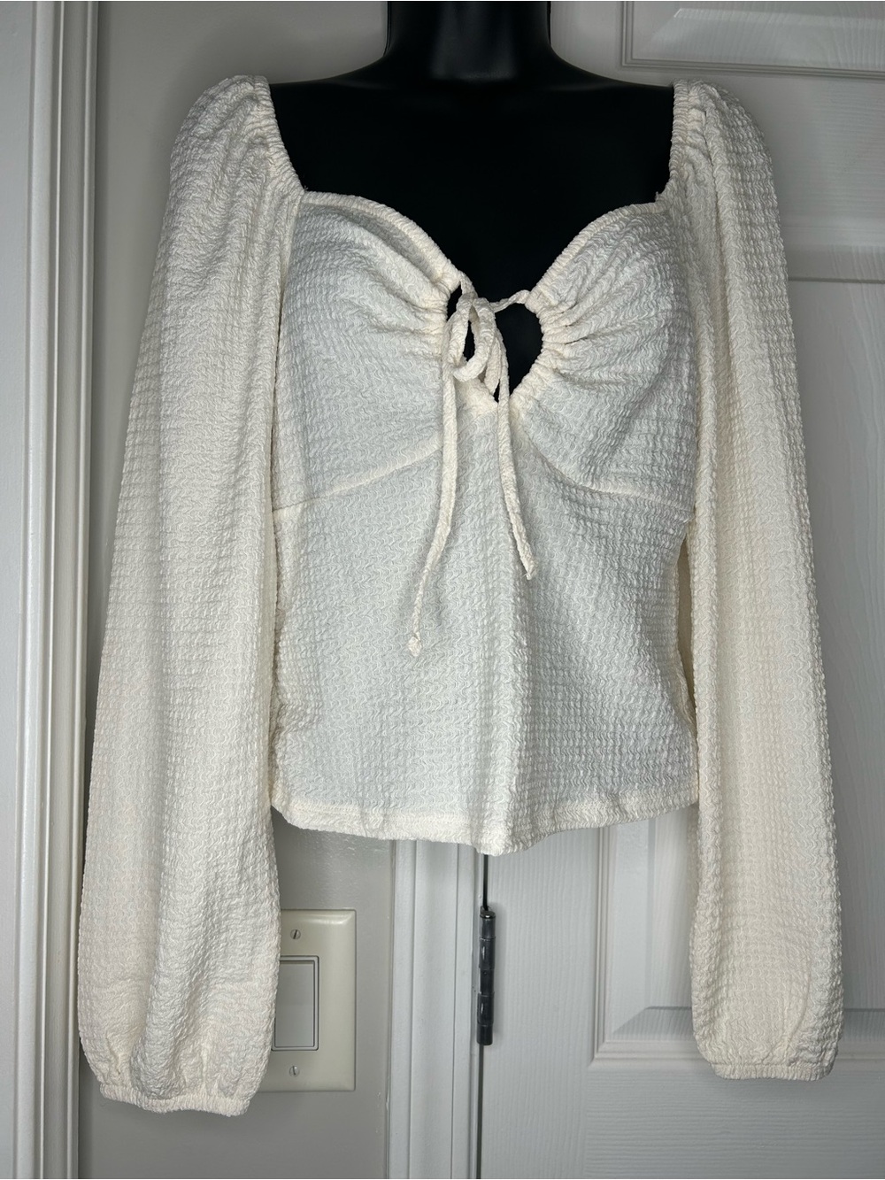 Ivory‎ Textured Tie-Front Long Sleeve Crop Top